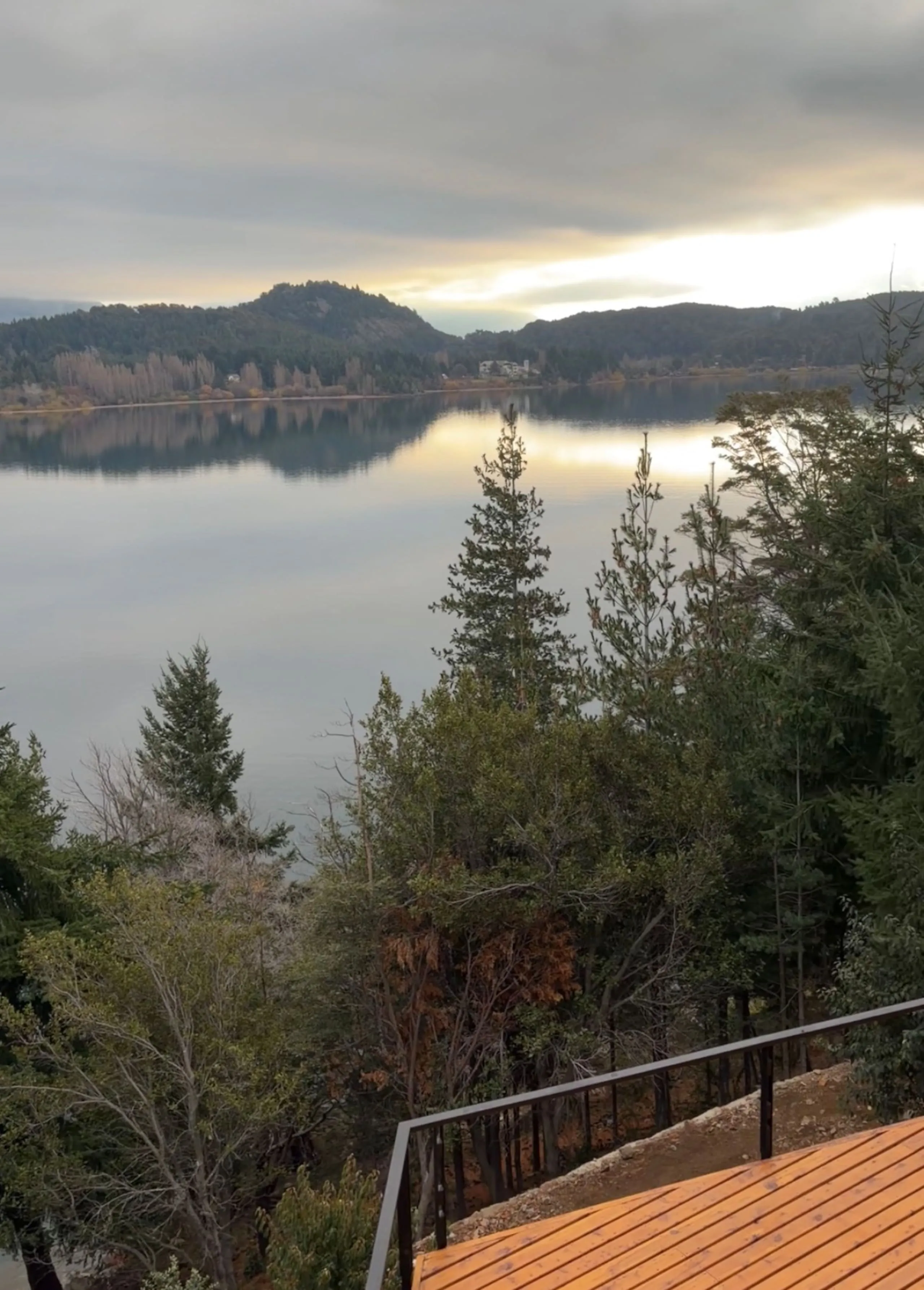 Vista del lago entre árboles desde un deck