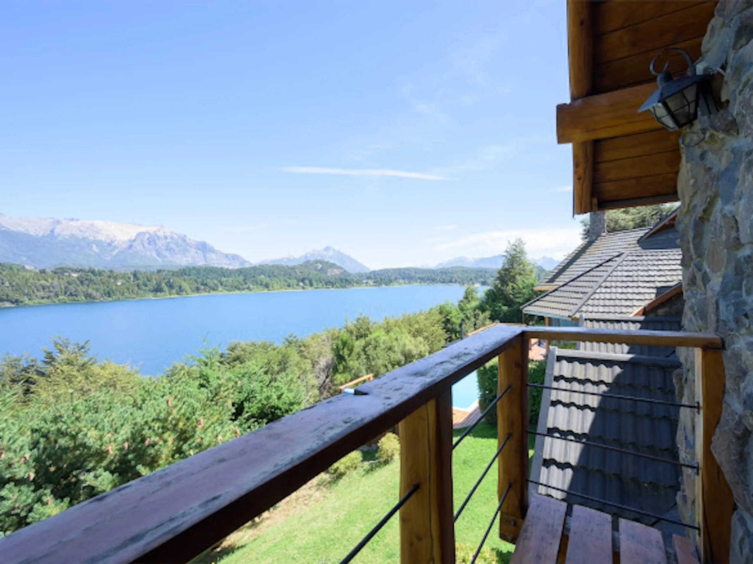 Balcón de madera con vista al lago y la cordillera