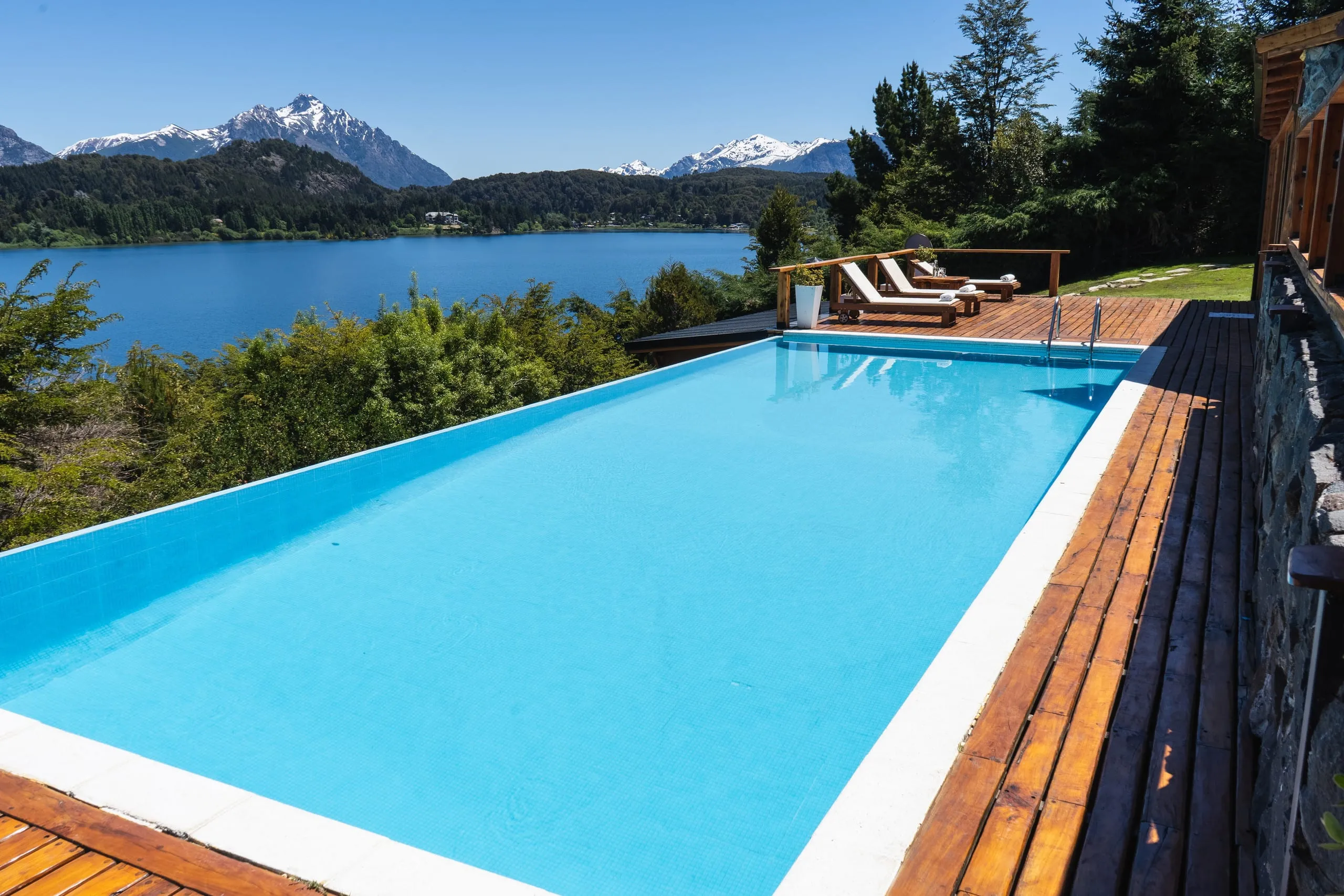 Piscina exterior infinity sobre el lago
