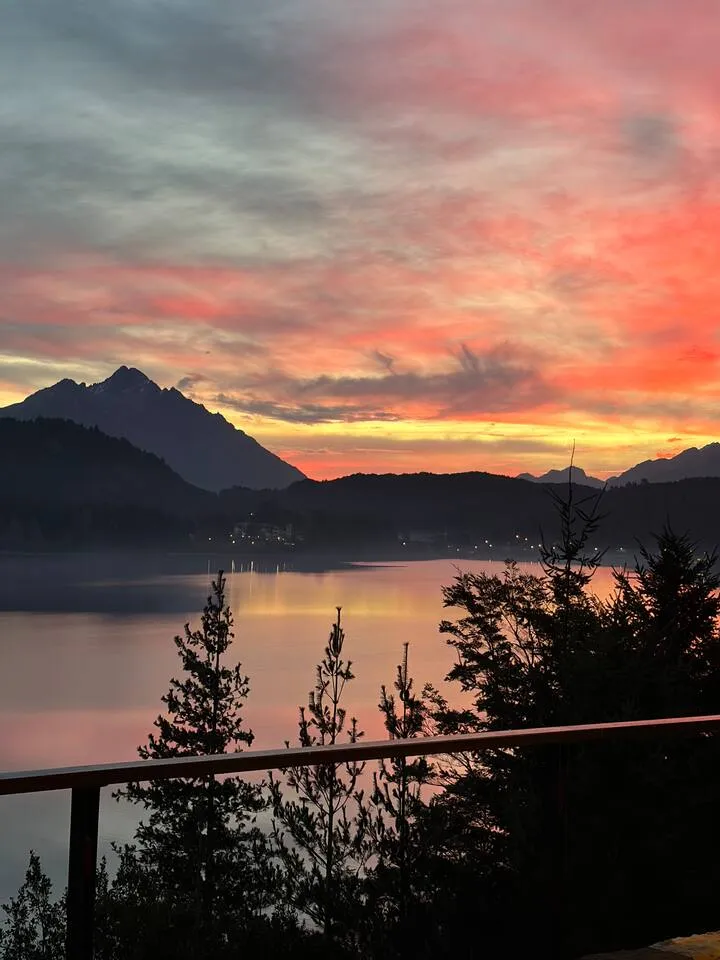 Atardecer rojo sobre el lago y la montaña